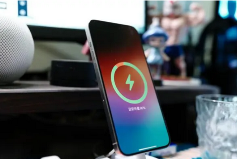 信阳苹果15换屏服务分享用什么充电器给iPhone15充电更好 